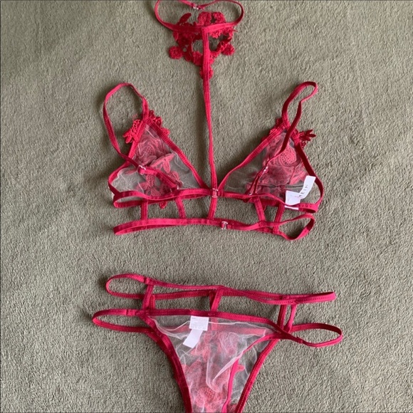 Floral Appliqué Red Lingerie Set with Choker - Picture 4 of 4